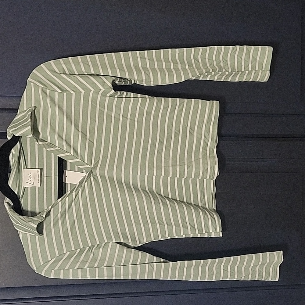 Adorable stripped shirt